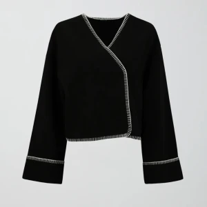 Gina Tricot Stitch jacket - Säljer denna fina slutsålda jackan från gina. Använd ca två ggr pga jag gillar ej materialet. Stl L men passar toppen på mej som brukar ha xs eftersom jag ville kunna ha en tjockare tröja under.  