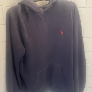 Ralph lauren hoodie - Säljer då den är för stor för mig. Passar någon som är över 180 skulle jag säga beroende på hur man önskar passformen. Då den är köpt secondhand förekommer slitningar. Skicka meddelande för mer info. Köparen står för frakt🥰