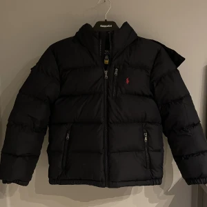 Ralph Lauren Jacka - Säljer denna Polo Ralph Lauren El Cap jackan. I barnstorlek M 150-160 (xs).  Jackan har en avtagbar huva samt en innerficka och är i skicket 8-10. Nypris 3000 kr. Kom privat för mer info/bilder | OBS FÖRHANDLINGSBART PRIS VID SNABB AFFÄR