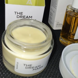 Mantle 3 produkter knappt använda - Mantle 3 produkter säljes billigt. The dream mask använd 3 gånger med spatel, alltså aldrig fingrar i. The glow serum, se bild för innehåll. The eyes cream, använd 3 gånger.