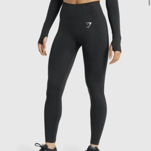 Gymshark tights - Säljer dessa vital seamless från gymshark. Litet hål på vaden som kan sys igen. Hålet syns inte om man har strumpor över!!