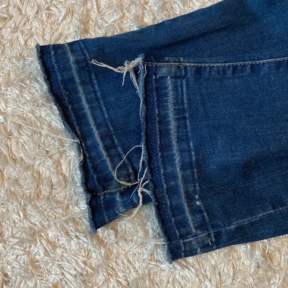 Levis jeans i modellen shaping straight. Använd skick och uppsprättade för att bli längre🤍. Jeans & Byxor.