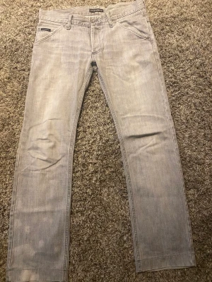 Dolce Gabbana jeans - användts ett par gånger. Defekter förekommer(första bild) Storlek 32/32 Jag köpte de för 700kr Pris:350(frakt ingår) 