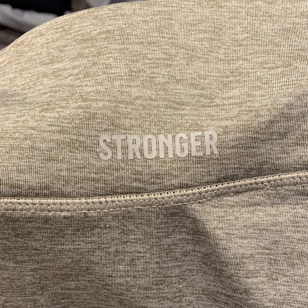 Ett par träningstights i storlek S från Stronger. Använda ca 5 gånger 🐒. Jeans & Byxor.