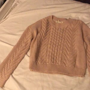 Vintage stickad tröja  - Den här jätte gulliga vintage tjocktröjan fick jag i present men du har aldrig använt max två gånger💞den är i perfekt skick inga fläckar eller hål nånstans💞