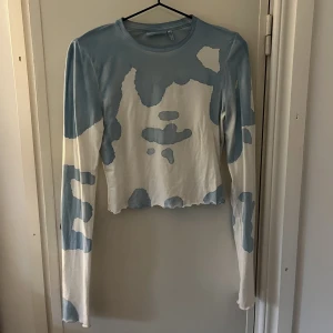Weekday topp - Långärmad tröja från weekday med fint blått mönster!