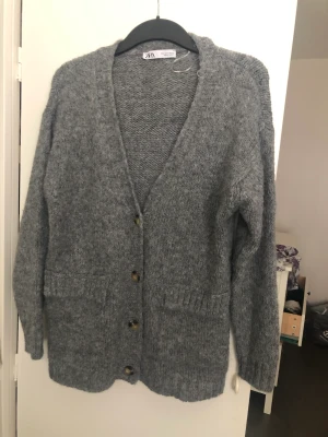 Zara stickad tröja - Säljer min fina stickade tröja ifrån Zara köpt förra året. Den är mjuk och sticks inte. 