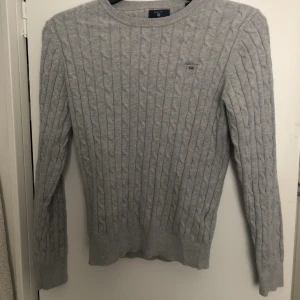 Kabelstickad tröja Gant - Säljer min helt nya kabelstickade tröja ifrån Gant för 1400 kr. Köpt från Gant egna butik. I storlek s men passar även xs, jag har vanligtvis xs i toppar. 