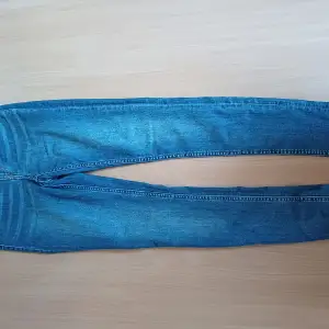 Skinny jeans från hm, knappt använda  Ansvarar ej för postens slarv 