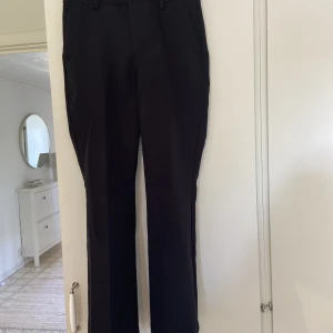 Vilma kostymbyxor  - Vilma kostymbyxor från Bikbok i Petite, strl 36. Originalpris 500kr Fint skick. 