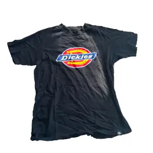 En svart Dickies T shirt Jag ej använder mer, Helt Okej skick, Hål i Kragen Men syns knappast