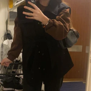 Kofta/stickad - Säljer denna kofta/kappa utan ärmar, så fin och passar med allt! Fler bilder vid intresse skickas 🩷