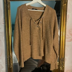 Stickad tröja - Mysig stickad tröja med snörning från Bikbok ❤️ Strl S men funkar även till M