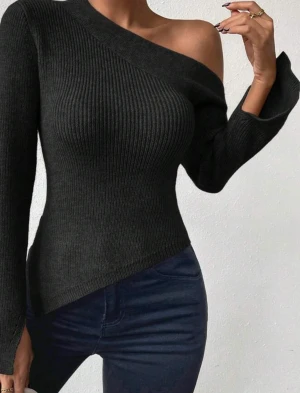 Topp - Säljer denna svarta stickade toppen i storlek S. Toppen har slits på armarna. Jättefin tröja som tyvärr inte passar mig. Toppen är helt ny och aldrig använd.