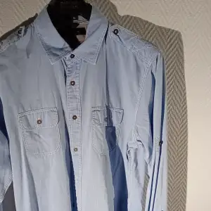 Klassisk Tommy Hilfiger skjorta köpt i USA. Kmappt använd