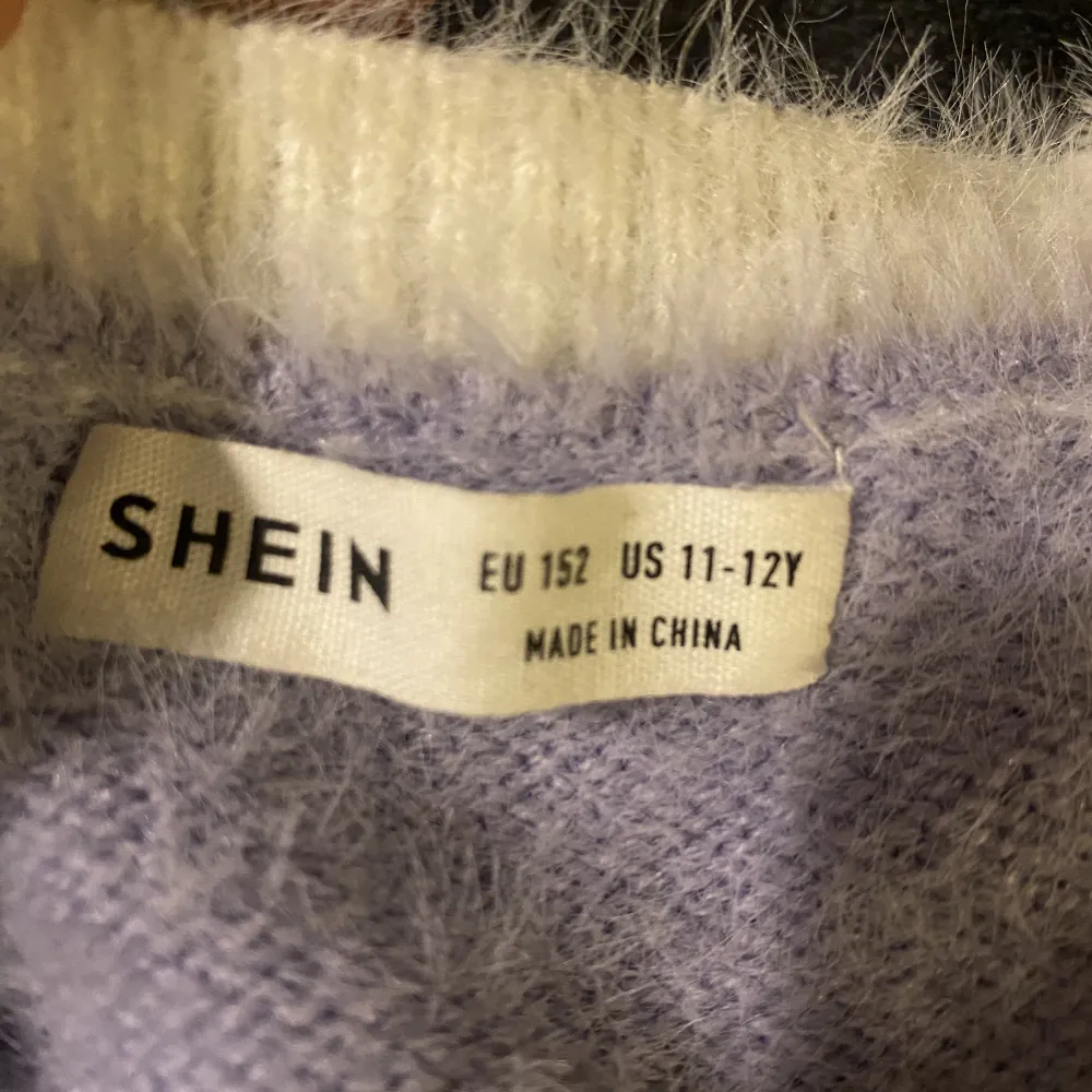 Gullig fluffig tröja från Shein med knappar. Den är varm så perfekt till hösten. Storlek 152 eller 11/12 year old. Använd några få gånger. Skriv om ni undrar nåt eller vill ha fler bilder🥰. Toppar.