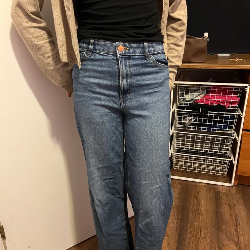 Väldigt sköna baggy jeans från Lindex. Säljer för att de har blivit korta och inte kommit till användning.. Jeans & Byxor.