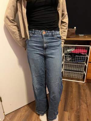 Väldigt sköna baggy jeans från Lindex. Säljer för att de har blivit korta och inte kommit till användning.