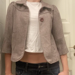 Trekvartsärm kappa - Superfin och trendig kappa/kofta med trekvartsärm💞 Perfekt skick! Passar S/M. Skriv vid frågor. Kolla gärna in mina andra annonser🪷