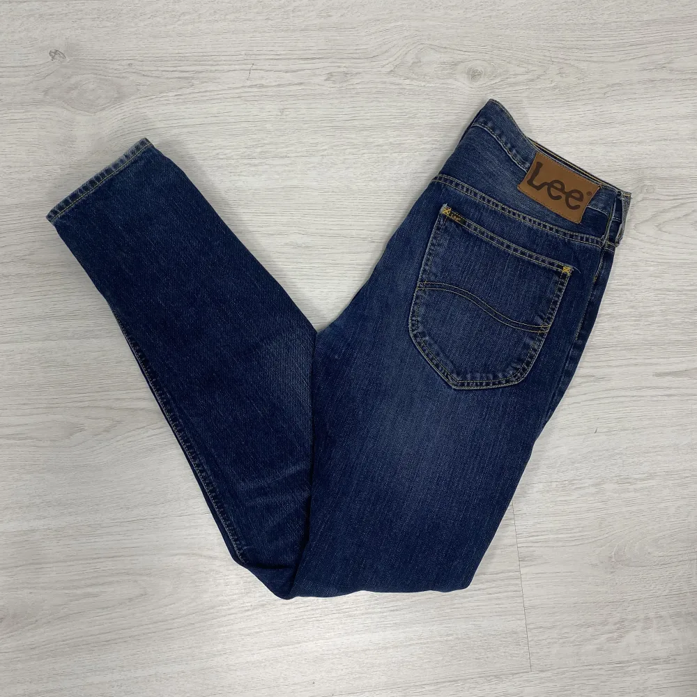Säljer dessa snygga och trendiga Lee jeans i snygg blå tvätt. Modellen är 181 och ca 70kg. När de sitter på finns inga tecken på användning, 9/10 cond, checka min profil för mer liknande!🟫. Jeans & Byxor.
