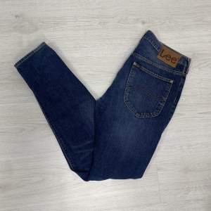 Säljer dessa snygga och trendiga Lee jeans i snygg blå tvätt. Modellen är 181 och ca 70kg. När de sitter på finns inga tecken på användning, 9/10 cond, checka min profil för mer liknande!🟫