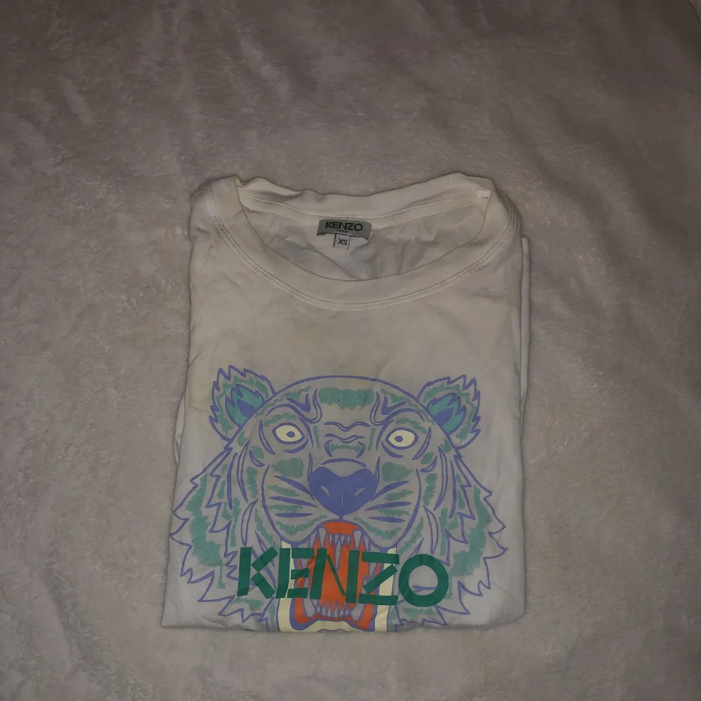 Vit Kenzo tshirt, gammal men knappt använd💕. T-shirts.