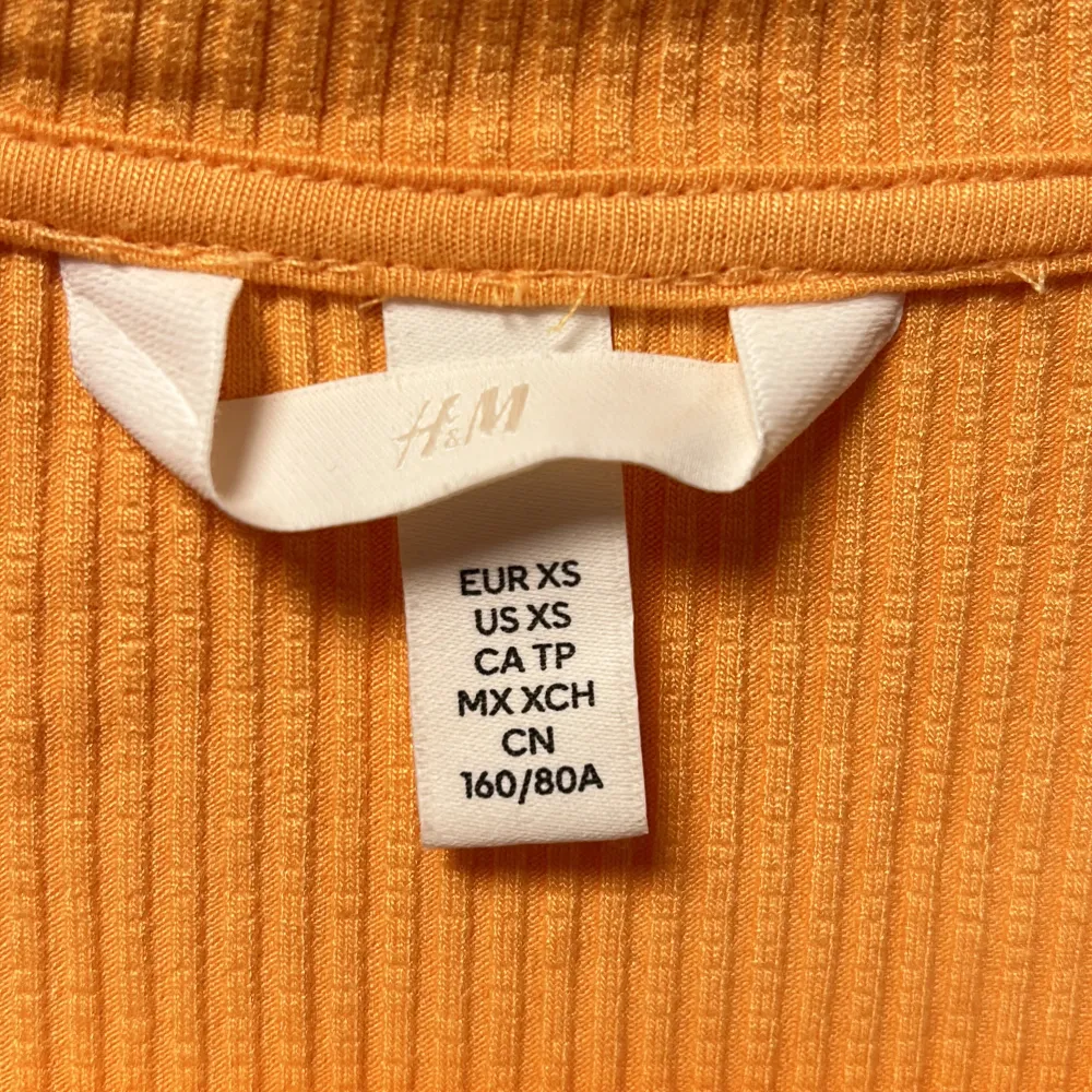 Långärmad tröja från H&M Aldrig använd pga. att färgen inte passa mig så som jag hoppats på. Toppar.