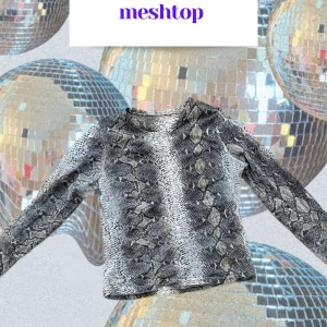 Meshtop krokodilmönstrad - Skitsnygg lite genomskinlig meshtopp med krokodilmönster. Skulle säga medium men funkar nog för small med