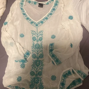 Blus  - En jätte söt blus från gina. Är genomskinlig! 