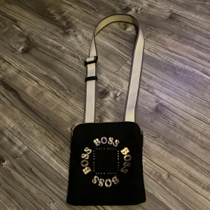 Axel väska från hugo Boss - Bra skick har andvänt 1 gång, priset är ink