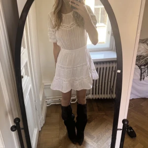 Vit klänning  - Supersöt klänning från Zara! Köparen står för frakten eller mötas upp i Linköping💞