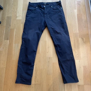 Mörkblåa chinos  - Fina chinos i bra skick 