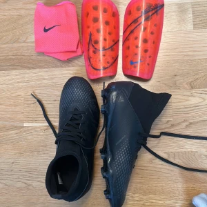 Fotbollsskor  Adidas Predator 20.3 Demonscale svart + benskydd  - Säljer mina nästan helt nya fotbollskarriär då jag slutat på fotboll. Vid köp så kan benskydd Skickas me om de frågas om. Skorna är använda ändast 4 gånger och inga skador. Ny pris 1000kr. Pris går att diskutera💞