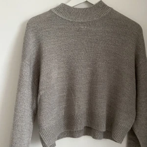 Stickad tröja från hm  - En fin stickad tröja, från hm i storlek s. säker pga av att den inte används💕