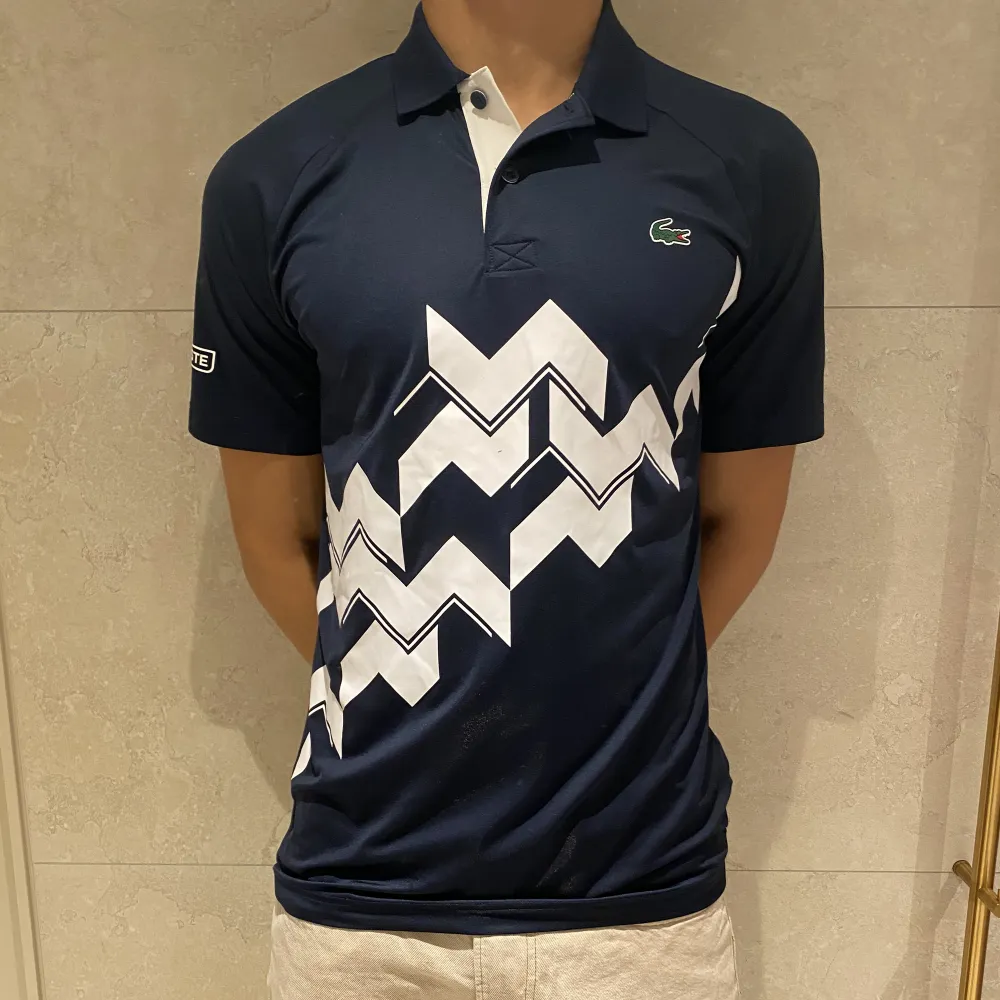 Lacoste tennis piké modellen är 185 väger 70 kg. T-shirts.