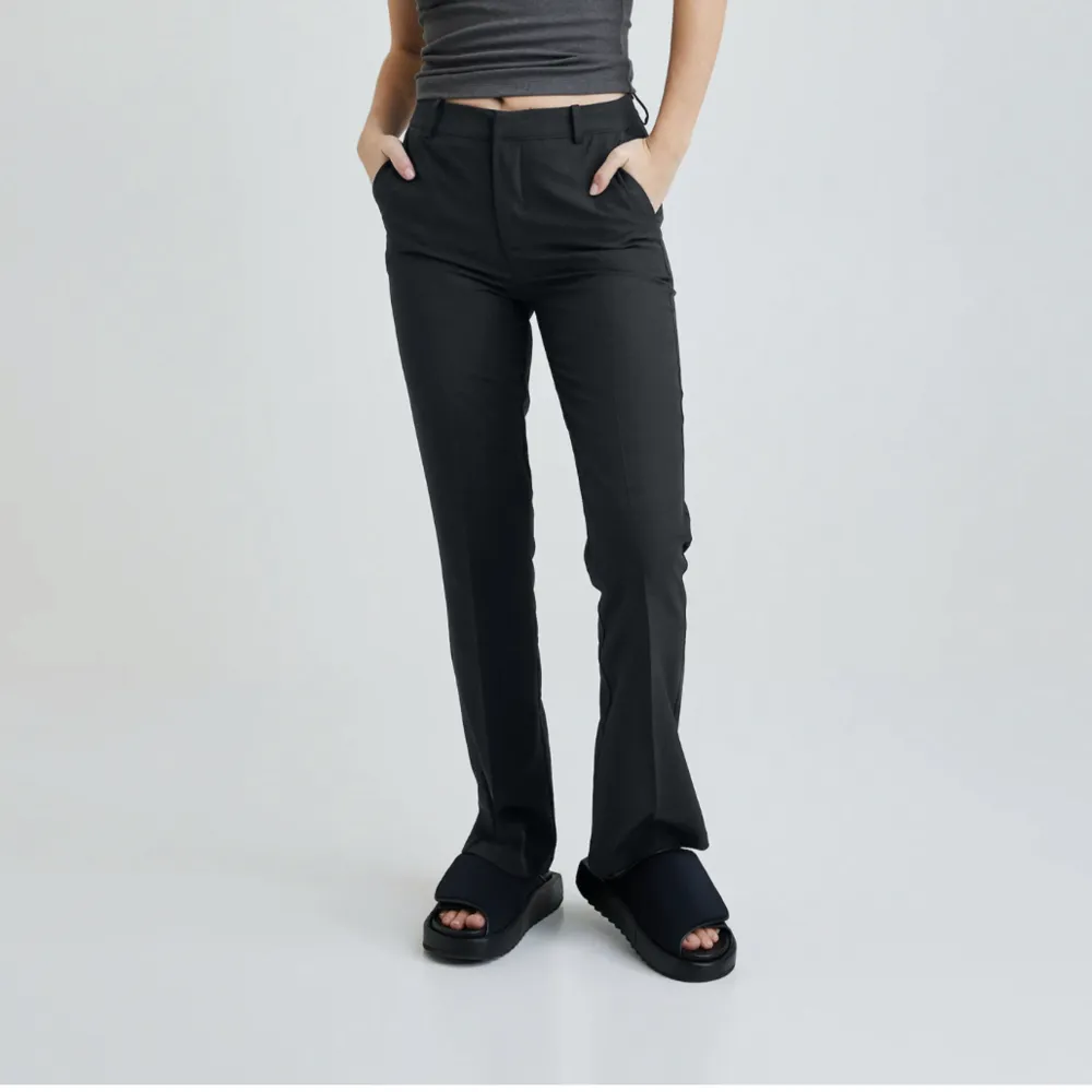 Detta är de svarta kostymbyxorna, Vilma från BikBok som tyvärr är för små för mig nu. Jag köpte de för 499 kr men nu säljer jag de för endast 195 kr! 💛💛. Jeans & Byxor.