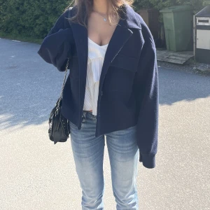 Jacka från LeGer - Säljer denna fina jacka från LeGer, köpt på about you, då den inte längre kommer till användning💕 Jag hade två av denna jacka och har därför en annan likadan annons uppe, fast den har då blivit såld. Skriv vid fler frågor💗