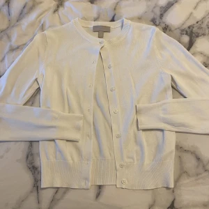 Finstickad kofta - Säljer denna as fina finstickade krämvita koftan från H&M 💖 Använd några enstaka gånger men är i bra skick 💕 Kontakta för mer info/bilder ☺️