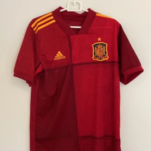 Spaniens landslagströja - Skick 10/10 Använder inte längre Hör av er vid frågor!