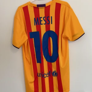 Messi tröja - Skick 10/10 Använder inte längre Hör av er vid frågor. Storlek L, men passar M