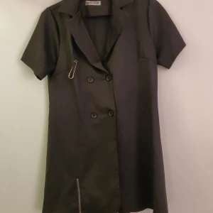 Skjortklänning med knappar - Köpt från Aliexpress, använd ca 2 ggr.