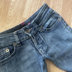 Lågmidjade bootcut  - Kontakta för bilder på annars har jag en till annons ute med de på🫶 nypris 699 köpte nyligen så går ej ner💋midjemått rakt över 31, innerbenslängden 67. Köparen står för frakten 69kr använd helst köp nu.