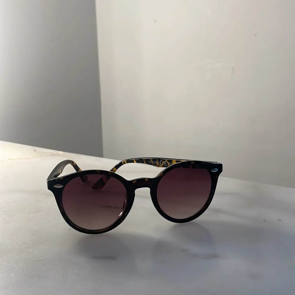Fina solglasögon som är perfekta för sommaren, de är köpta för 100kr. Accessoarer.
