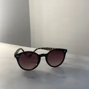 Fina solglasögon som är perfekta för sommaren, de är köpta för 100kr