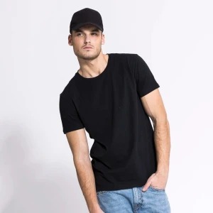 Fantastisk T-shirt till Fantastiskt Pris!  - Mjuk, hållbar T-shirt för endast 60 kr! Skapa din stil med olika färger och storlekar. Bästa komforten till ett fantastiskt pris. Uppgradera din garderob idag! 😎👕  OBS! Har även fler färger!