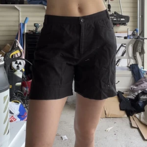 Shorts  - Knälånga shorts i bomullstyg. Passar mig som har S och är 176. Köpta secondhand i London 