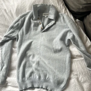 Davida Cashmere - Säljer denna fina Cashmere tröja, fick den nu på sommarlovet, tröjan blev för liten på mig. Nypris 2500