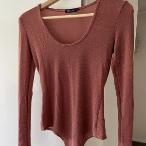Body  - Rosa, glittrig body från Nelly🤍