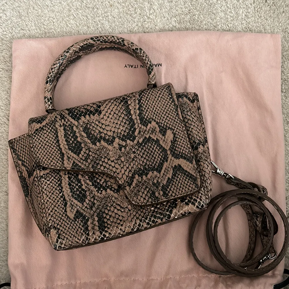 ATP väska i printed snake mini är i väldigt fint och säker alltså en ny ägare.   Köpt för: 4500kr Mitt pris: 1500kr. Väskor.