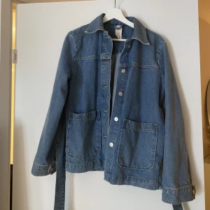 Jeansjacka Carin wester - Jättefin blå jeansjacka ifrån Carin wester. Med band som går att knyta i midjan. Nypris 799kr